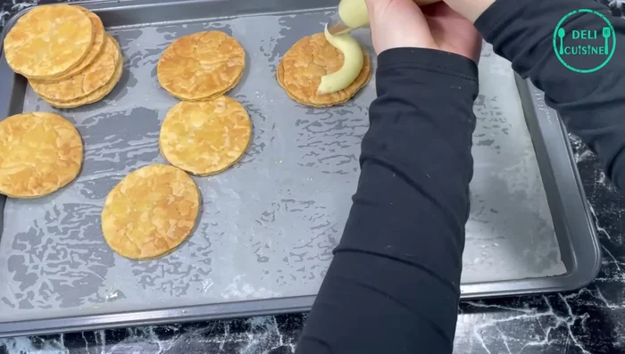 Garnir généreusement les disques de pâte feuilletée cuits avec la crème pâtissière, superposer les disques pour former les mille-feuilles.