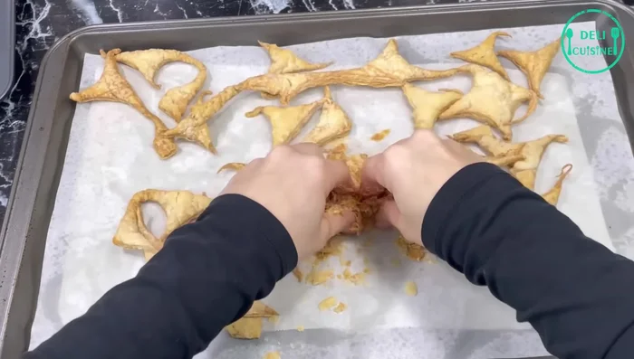 Émietter grossièrement les chutes de pâte feuilletée et en rouler les mille-feuilles.