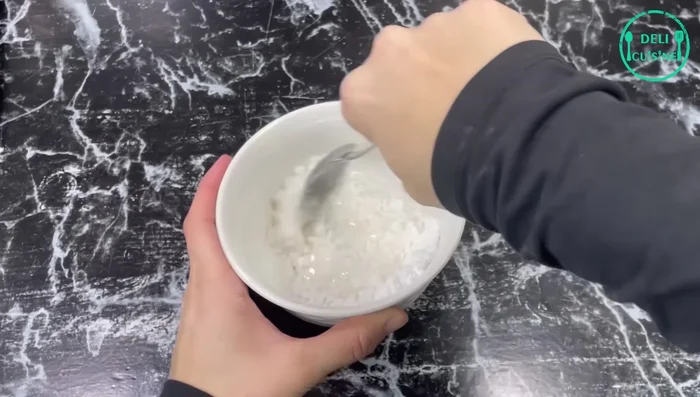 Préparer le glaçage : mélanger le sucre glace avec de l'eau jusqu'à obtenir une consistance lisse. Napper les mille-feuilles de glaçage.