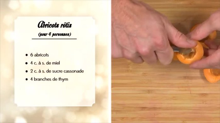 Verser du miel sur les abricots, saupoudrer de sucre cassonade et ajouter les branches de thym.