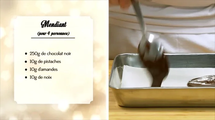 Former des disques de chocolat à l'aide d'une cuillère et les décorer de pistaches, d'amandes et de miel.