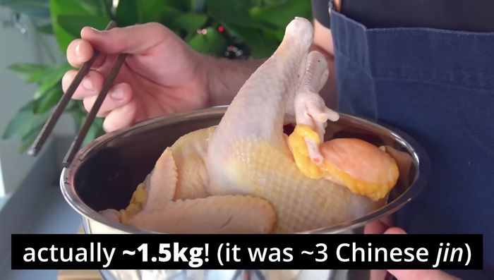 Faire cuire le poulet dans de l'eau froide avec de l'oignon vert et du gingembre pendant 90 minutes, en le retournant de temps en temps. Écumer.