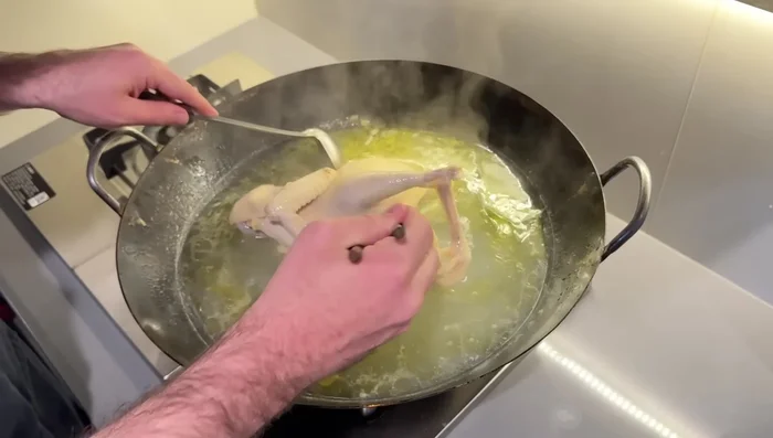Retirer le poulet de l'eau et laisser sécher pendant au moins 30 minutes (quelques heures serait idéal).