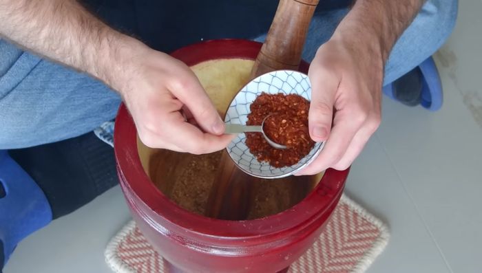 Ajouter la poudre de piment grillé et mélanger rapidement.