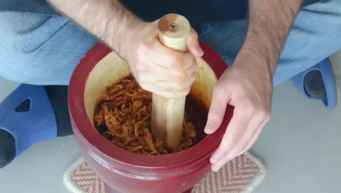 Ajouter le poulet déchiqueté et mélanger rapidement.