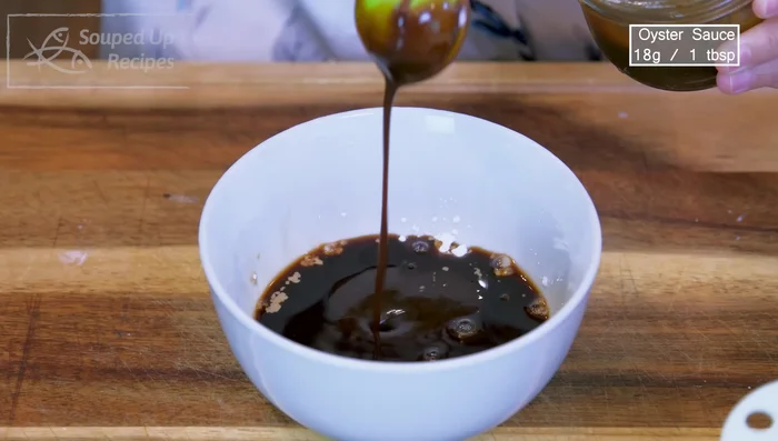 Préparation de la sauce : Mélangez la fécule de maïs, la sauce soja, la cassonade, la sauce aux huîtres, l'eau et la sauce soja foncée.