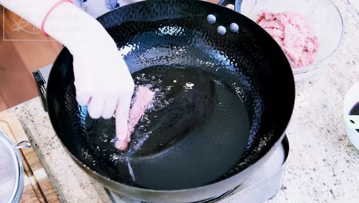 Faire revenir : Chauffer l'huile dans une marmite à feu vif (400°F). Ajouter le bœuf tranche par tranche et faire frire 1 à 2 minutes de chaque côté. Retirer le bœuf et réserver.