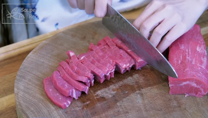 Coupez le bœuf en tranches d'un quart de pouce d'épaisseur. Ne les coupez pas trop fines pour éviter qu'elles ne sèchent.