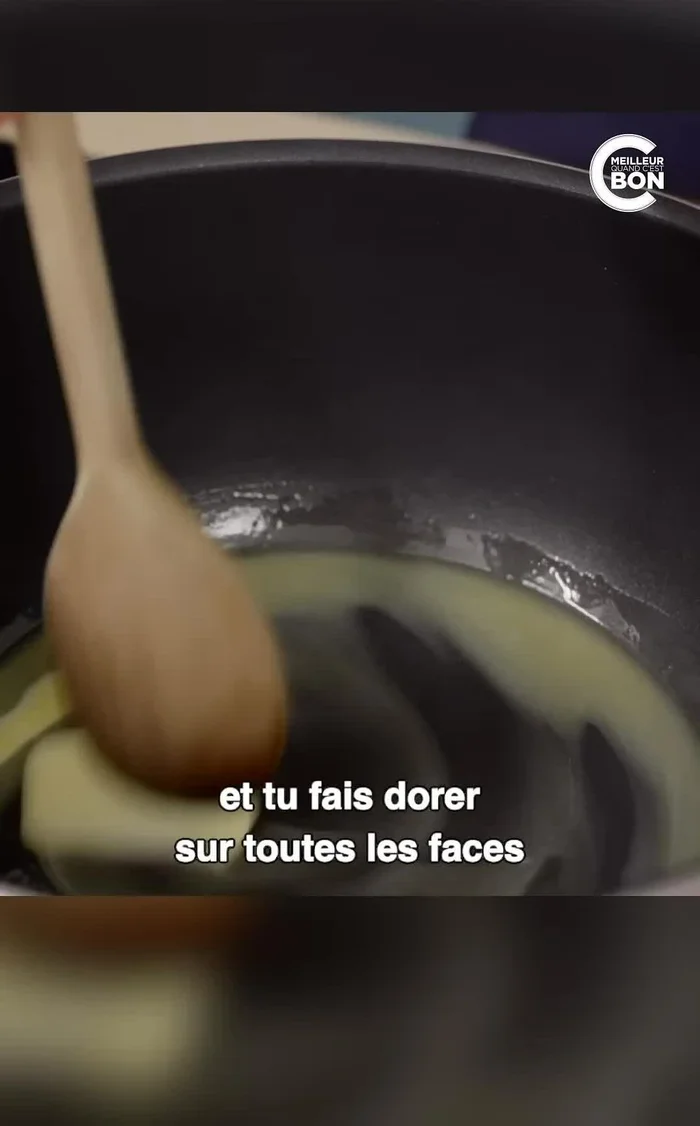 Faire fondre du beurre dans une cocotte et faire dorer le rôti de porc sur toutes les faces.