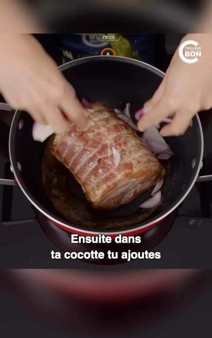 Ajouter l'oignon rouge, les gousses d'ail, la feuille de laurier, les cils d'eau, le cube de bouillon, la sauce soja, le miel, la cannelle et la coriandre à la cocotte.
