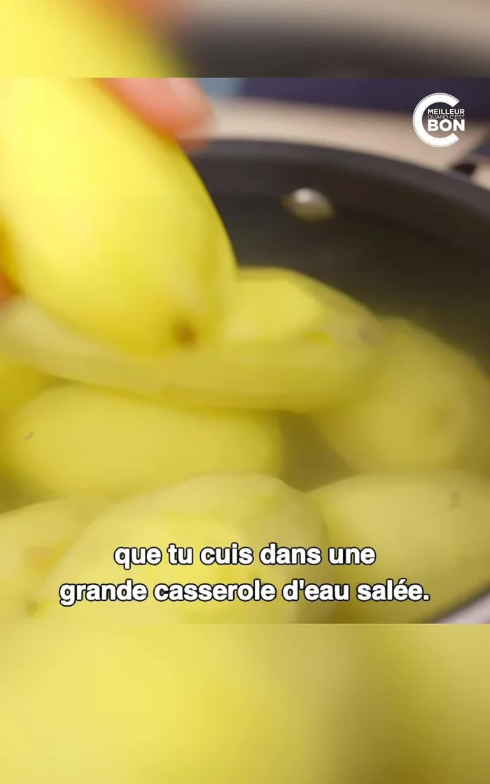 Pendant ce temps, faire cuire les pommes de terre à l'eau salée jusqu'à ce qu'elles soient tendres (environ 20 à 25 minutes).