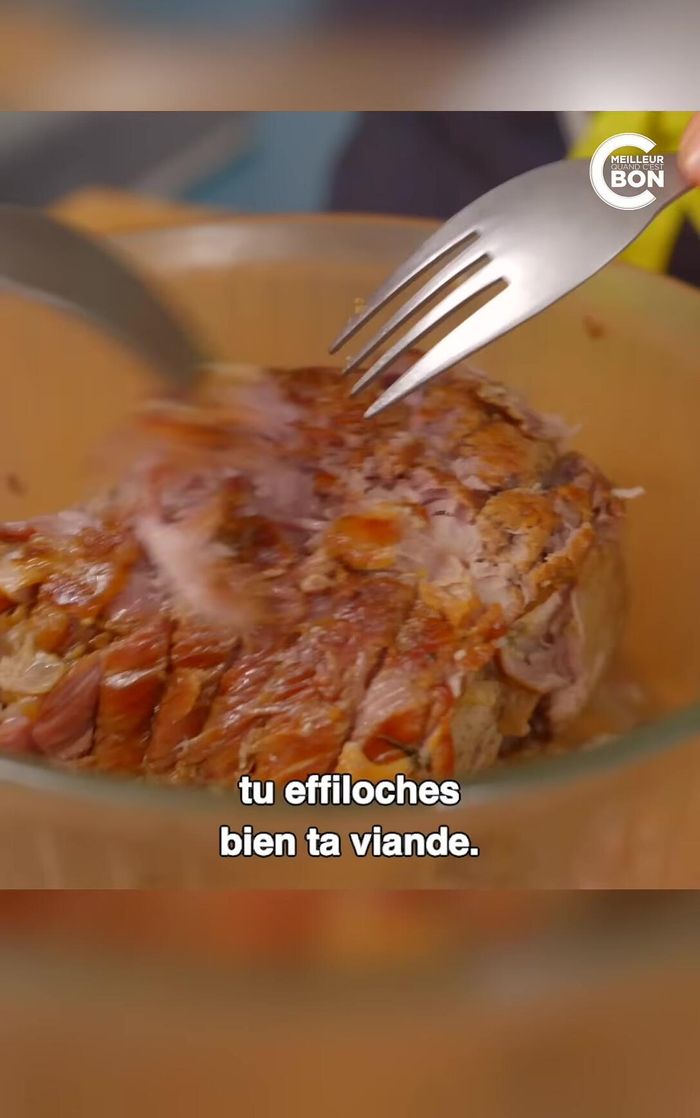 Effilocher la viande cuite. Dans un plat à gratin, déposer une couche de viande arrosée de jus, recouvrir de purée et lisser la surface.