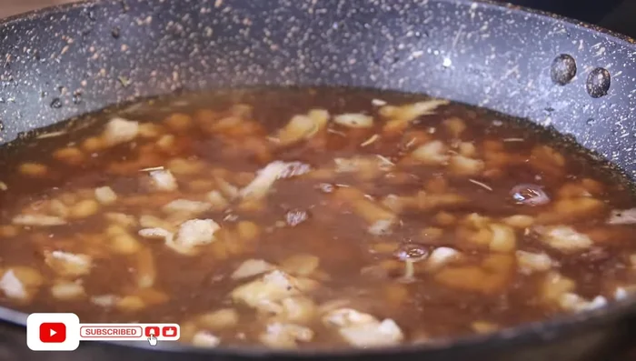 Verser le bouillon de bœuf et la sauce spaghetti. Porter à ébullition douce. (104.28)