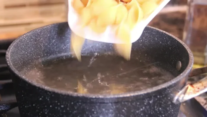 Faire bouillir de l'eau salée et cuire les pâtes pendant environ 10 minutes. Égoutter et réserver. (24.32)