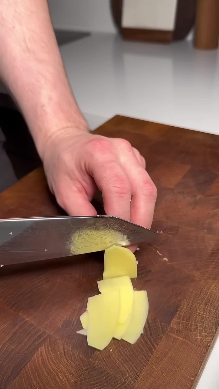 Préparer la marinade : finement ciseler le gingembre et l'ail. Mélanger avec le saké, la sauce soja et éventuellement du mirin.