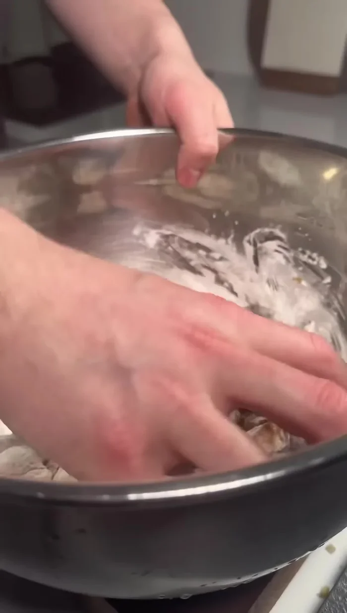 Faire frire : Frire les cuisses de grenouilles à 180°C pendant 4 à 6 minutes, jusqu'à ce qu'elles soient dorées et croustillantes.