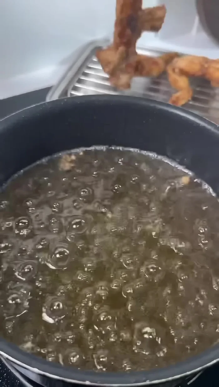 Dresser : Disposer le riz frit sur une assiette. Ajouter les cuisses de grenouilles karaage par-dessus et napper de sauce.