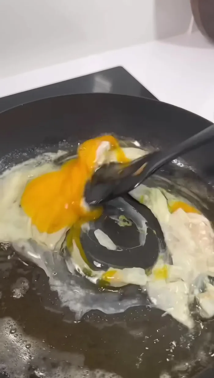 Préparer le riz frit : Faire fondre du beurre et de l'huile dans une poêle. Ajouter les œufs battus, puis le riz de la veille. Faire sauter avec du sel et du poivre jusqu'à ce que le riz soit croustillant.