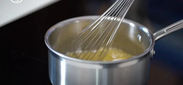 Faire chauffer le beurre, le jus de citron et le sucre glace ensemble jusqu'à ce que le beurre soit fondu. Utiliser des citrons Meyer pour un goût plus sucré.