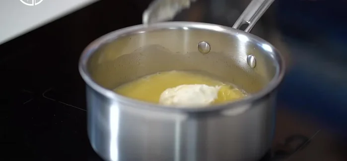 Retirer du feu et ajouter le mascarpone, puis les œufs.
