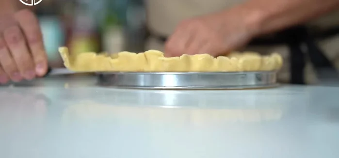 Verser la garniture au citron dans une croûte à tarte précuite.