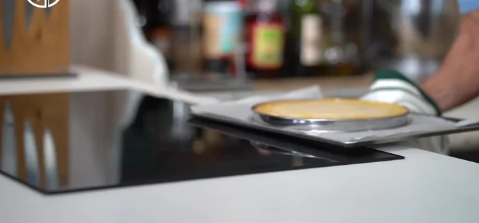 Éteindre le four et laisser reposer la tarte pendant 10 minutes supplémentaires.