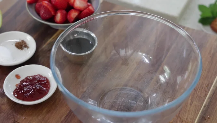 Préparation des fraises macérées : Mélanger les fraises avec du vinaigre balsamique, de la confiture, du sucre, du poivre de Sichuan, et du jus de citron. Laisser reposer 15 minutes à température ambiante (260.639).