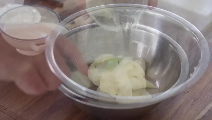 Préparation de la crème au mascarpone : Fouetter le mascarpone, la crème double, le sucre glace, une pincée de sel et les graines de vanille jusqu'à obtenir une consistance ferme. Réserver au réfrigérateur (364.68).