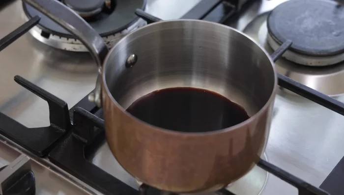 Préparation du glaçage balsamique : Réduire doucement le vinaigre balsamique, le Porto et le miel jusqu'à obtenir une consistance sirupeuse. Ajouter le beurre juste avant de servir (457.56).