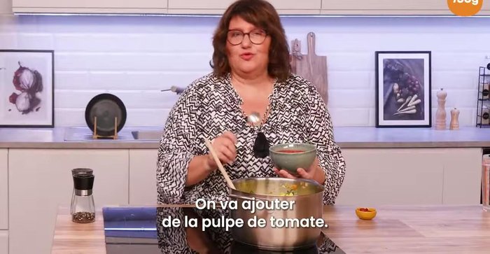 Ajouter la purée de tomate et le concentré de tomate pour plus de goût.