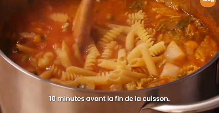 Ajouter les pâtes 10 minutes avant la fin de la cuisson. Utiliser le fond des paquets de pâtes pour ne rien perdre.