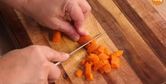 Couper les légumes pour la garniture aromatique. Couper grossièrement les légumes verts, les pommes de terre et les navets en morceaux de taille similaire pour une cuisson uniforme.