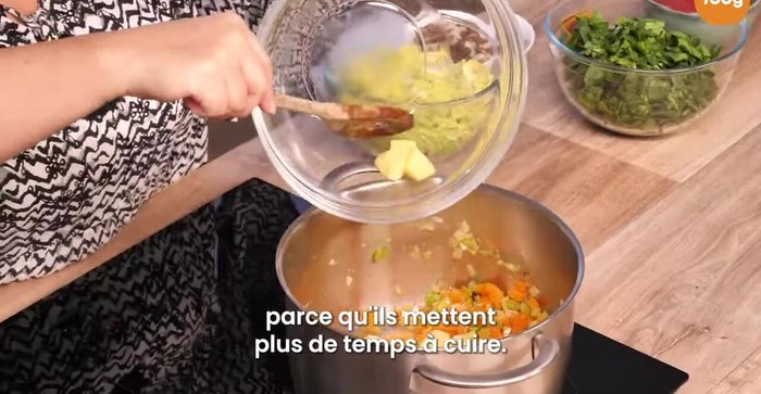 Ajouter les féculents (pommes de terre, navets et haricots secs) car ils mettent plus de temps à cuire.