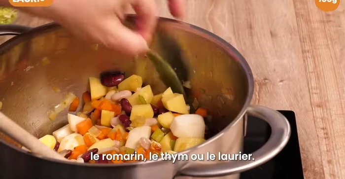 Ajouter les herbes aromatiques (sauge, romarin, thym ou laurier).