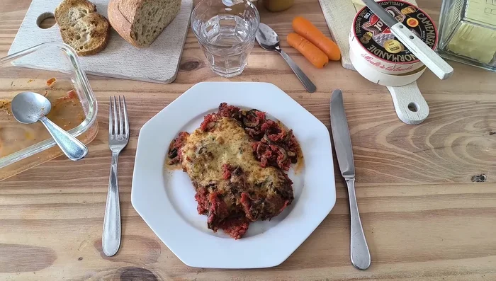 Décongeler les courgettes, les tomates en dés et le bœuf haché.