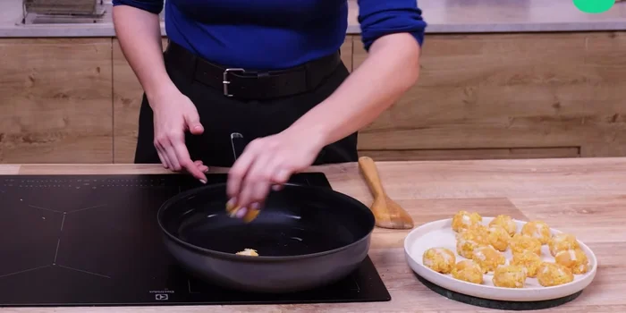 Faire dorer les boulettes dans une poêle avec de l'huile de sésame.