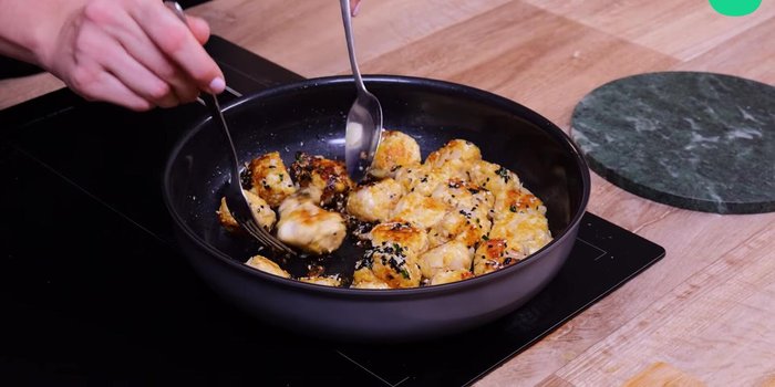 Verser la sauce sur les boulettes.