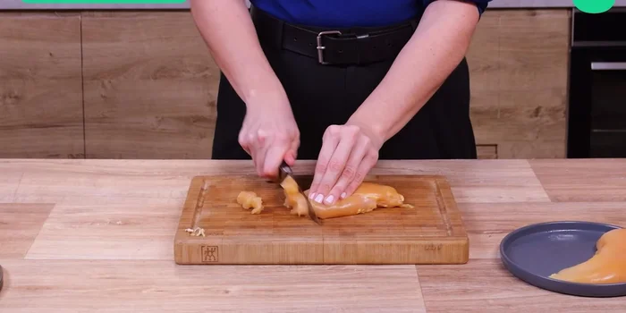 Couper les blancs de poulet en morceaux, puis les hacher pour obtenir une pâte lisse. Transférer dans un saladier.