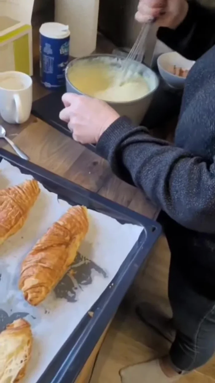 Prendre des croissants tout faits.