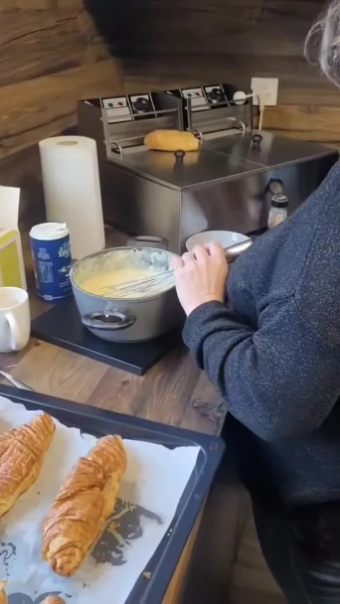Assaisonner la béchamel avec du sel, du poivre et de la noix de muscade.