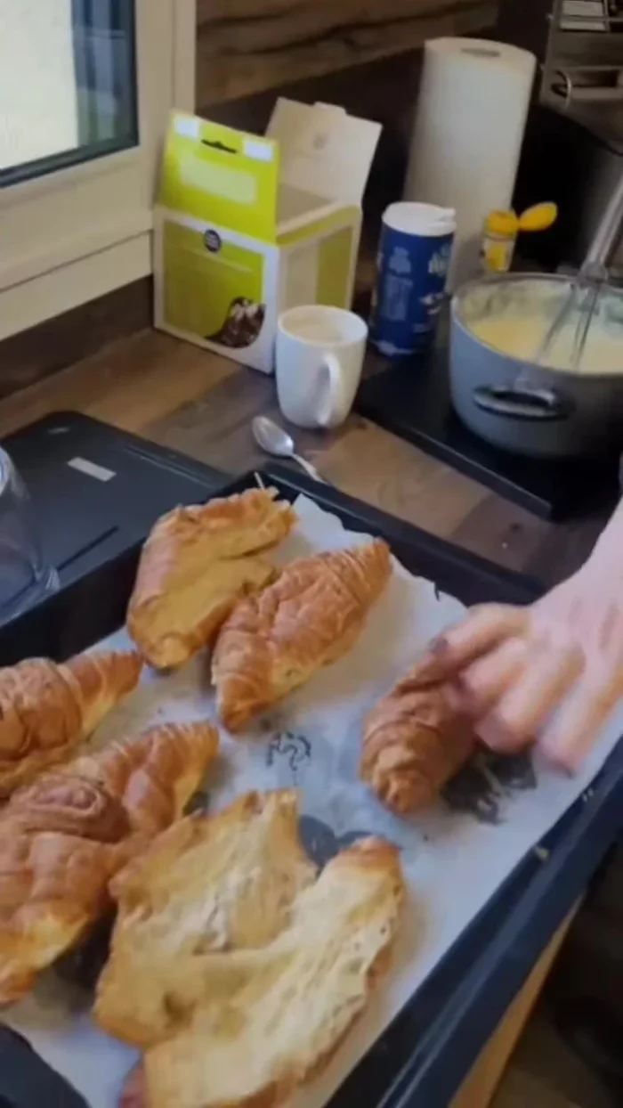 Étaler la béchamel sur les croissants.