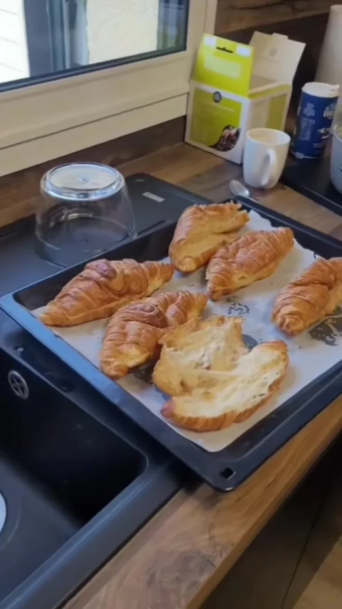 Ajouter de l'emmental râpé sur la béchamel.
