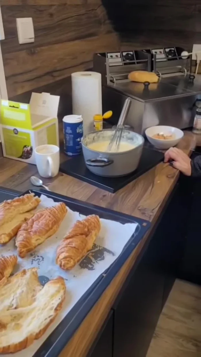 Insérer des tranches de jambon entre deux croissants.