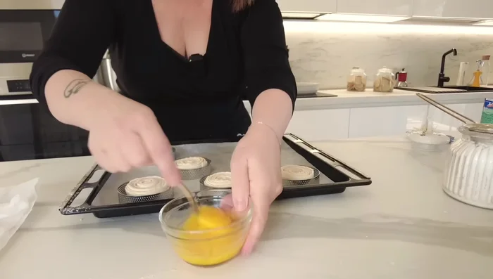 Badigeonnez d'un mélange d'œuf et d'extrait de vanille (ou d'eau sucrée).