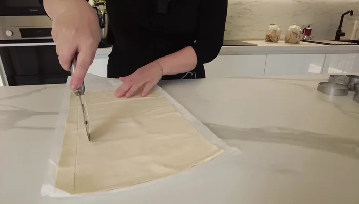 Découpez la pâte feuilletée en longues bandes d'environ 2 cm de largeur.