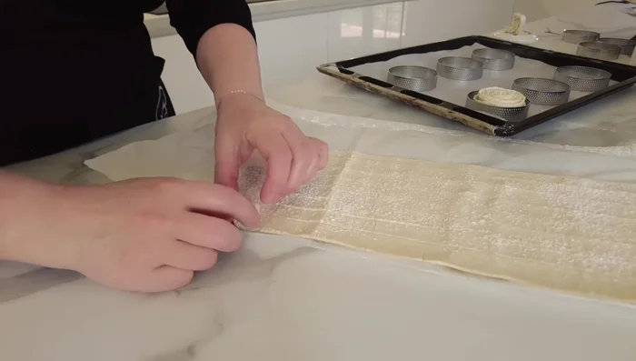 Placez les rouleaux dans un moule à muffins ou sur une plaque de cuisson.