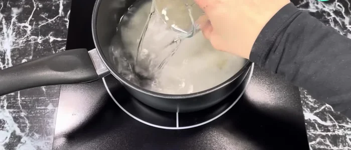 Pendant la cuisson, préparer le sirop : porter à ébullition 1 verre de sucre et 2 verres d'eau pendant 5 minutes.