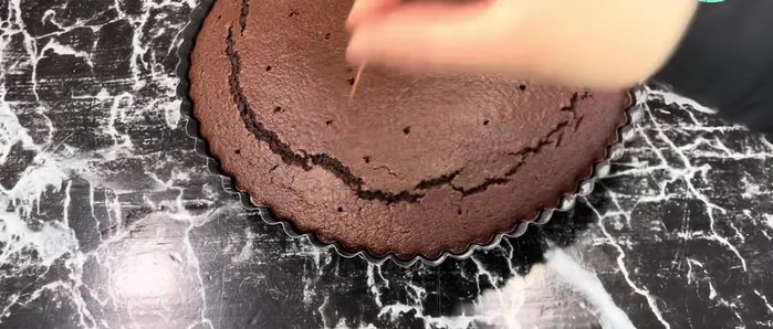 Une fois le besbousa cuit, le piquer avec un cure-dent et verser le sirop chaud dessus.