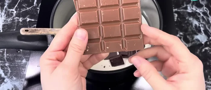 Préparer la ganache : faire fondre 200 ml de crème liquide entière, 100 g de chocolat noir et 50 g de chocolat au lait.