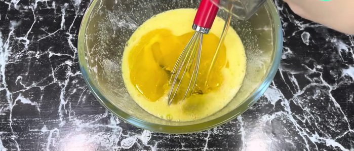 Ajouter 1 verre d'huile de tournesol et 1 verre et demi de lait. Mélanger bien.